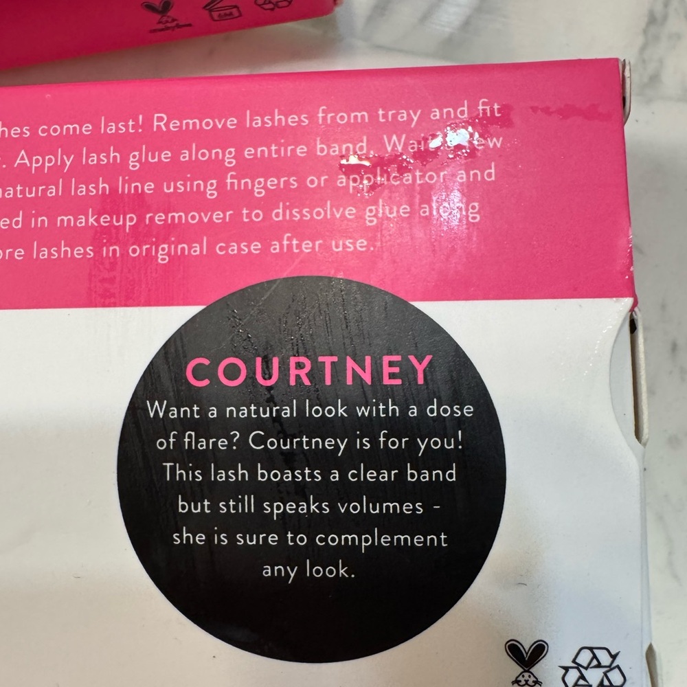 Lash Pen and Set of Courtney Lashes NWT - Picture 10 of 10